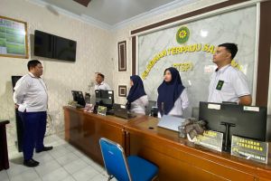 Kasubbag Perencanaan, TI dan Pelaporan (PTIP) Pengadilan Agama Sidikalang Berikan Amanat dalam Morning Briefing Petugas PTSP